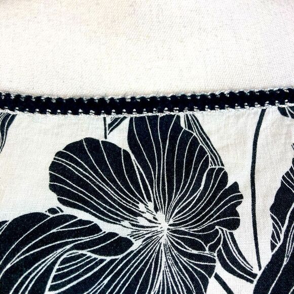 Tahari Linen on or Off Shoulder Floral Black and White blouse w/silver trim - Picture 9 of 15